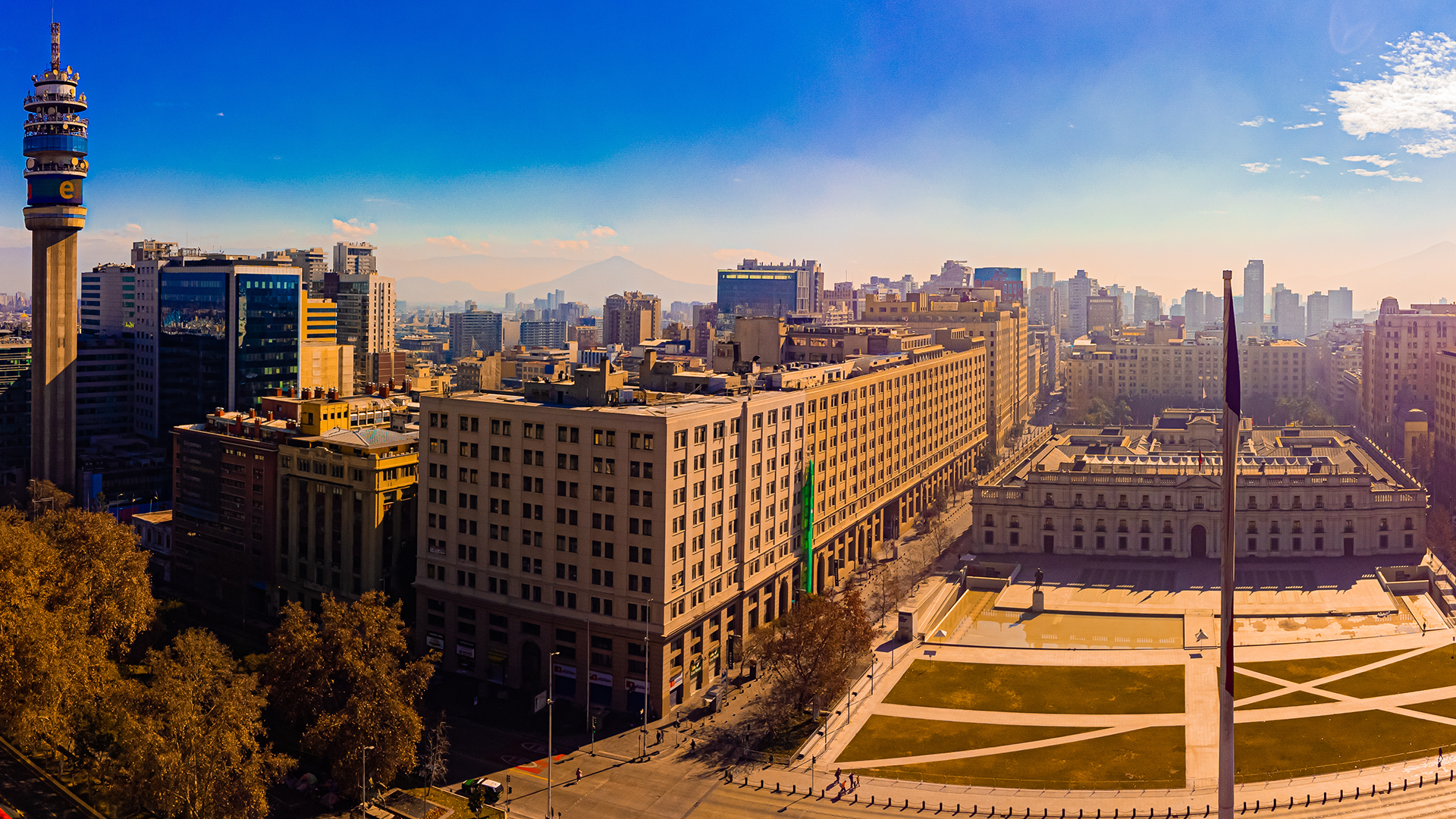 Palacio de La Moneda en Santiago de Chile y la Torre Entel. Centro de la ciudad capital.